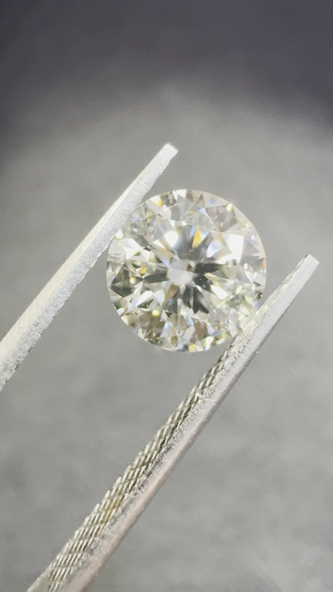 White round brilliant diamond in tweezers