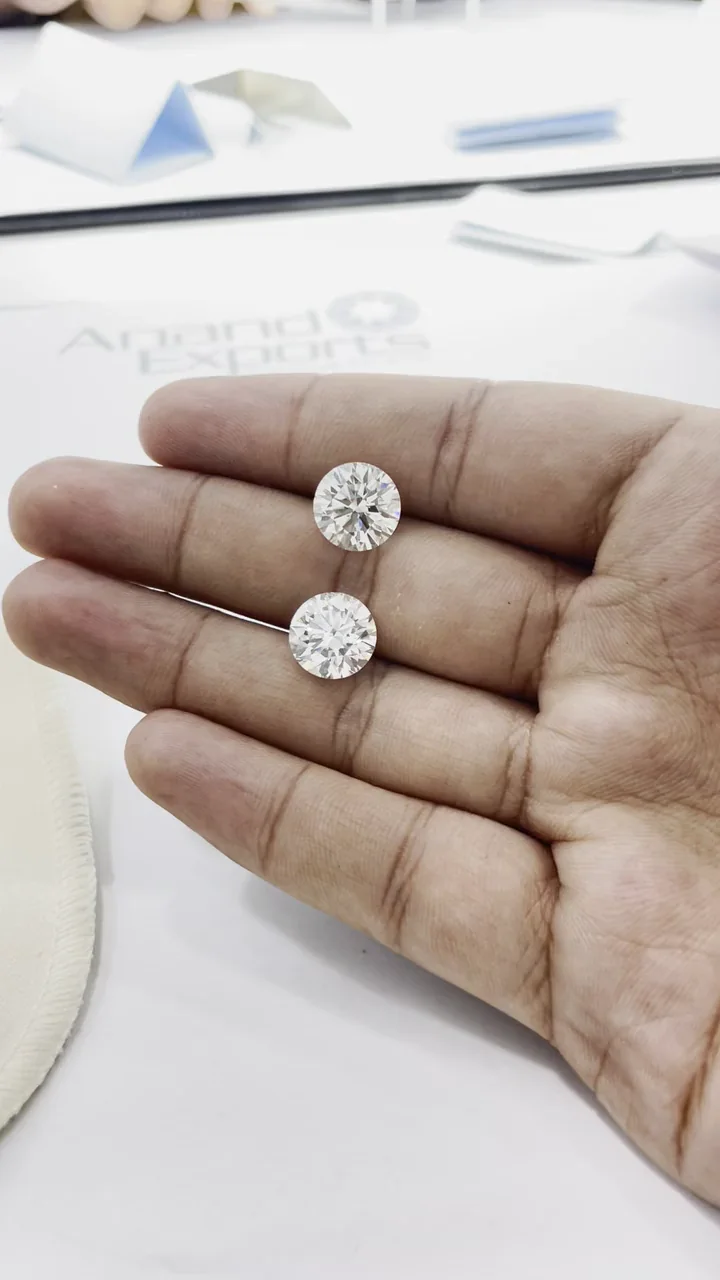 Large round brilliant diamonds from our desk
