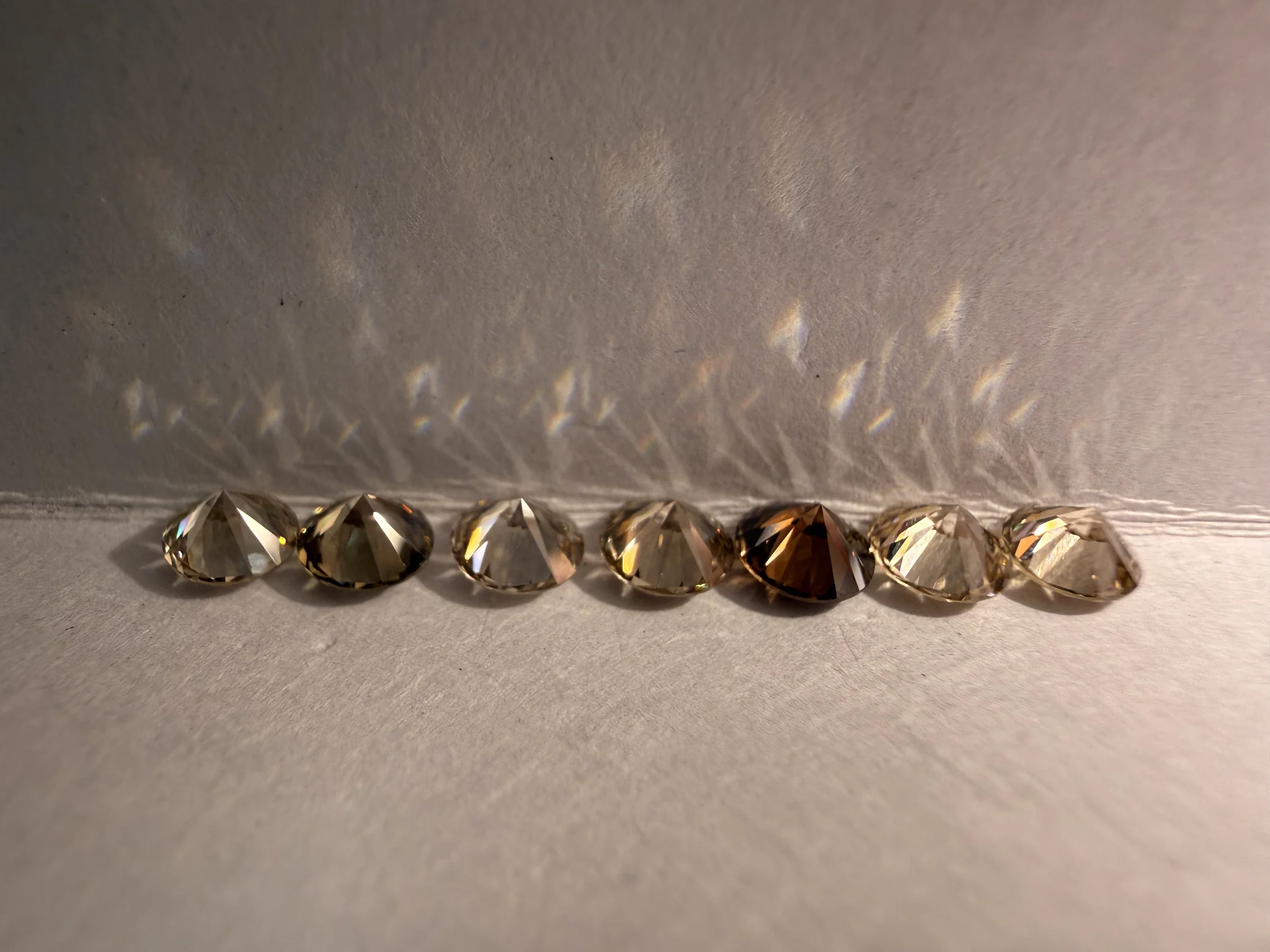 Une rangée de diamants fantaisie classés par couleur
