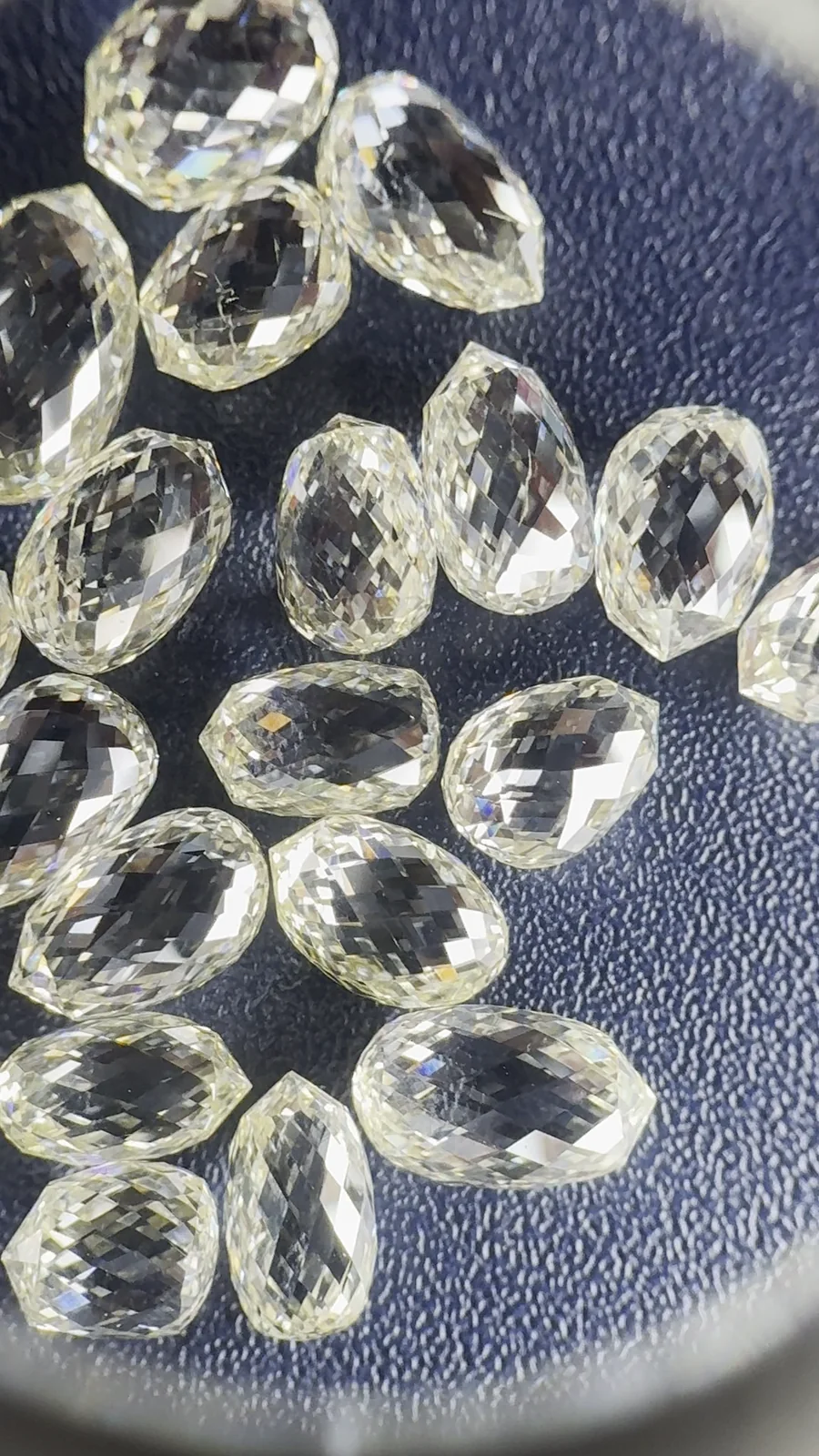 水滴形钻，特写 — 摄于 Anand Exports