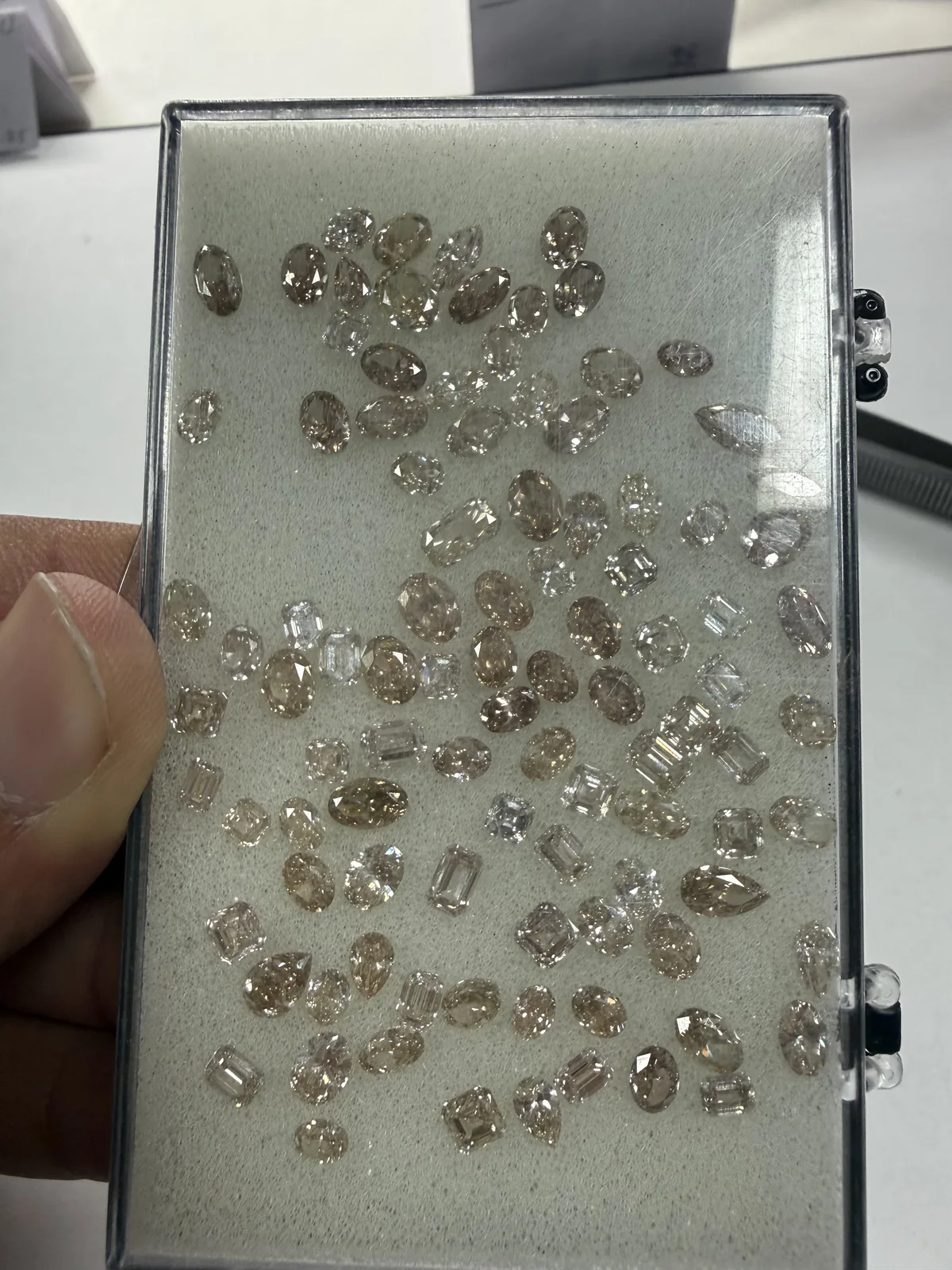 宝石盒中的彩色钻 — 摄于 Anand Exports