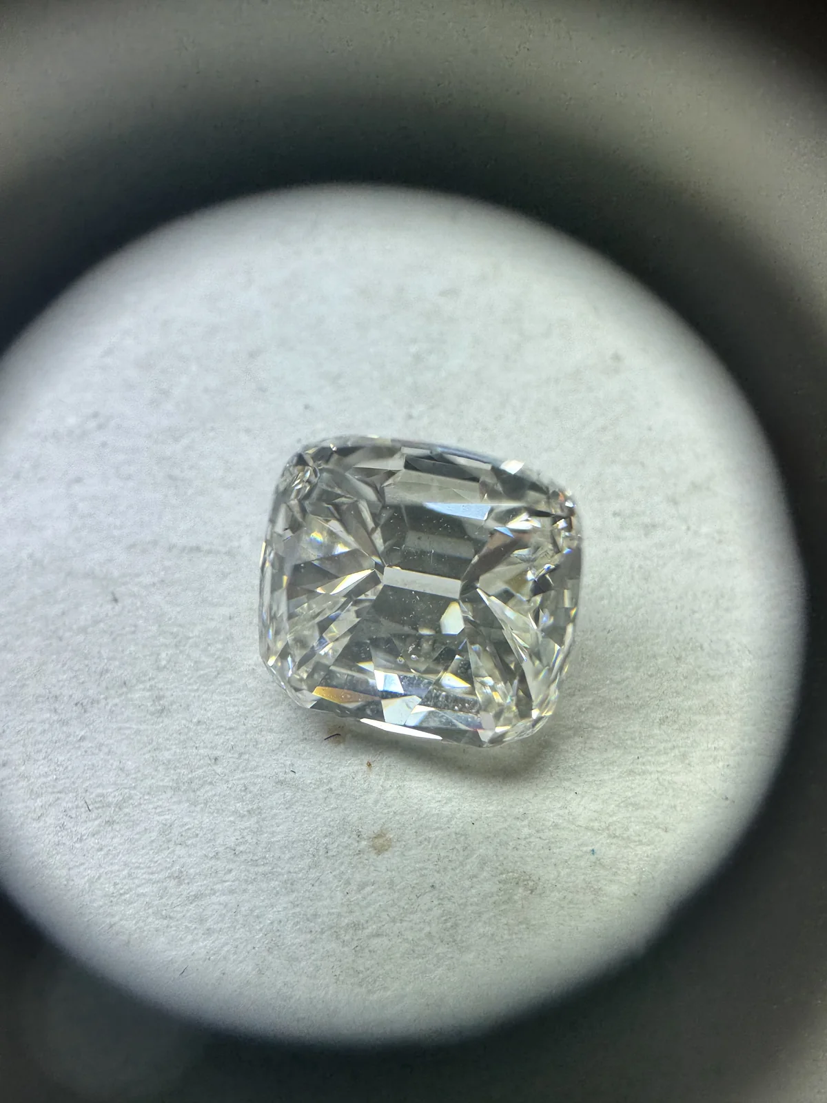 放大镜下的垫形钻 — 摄于 Anand Exports