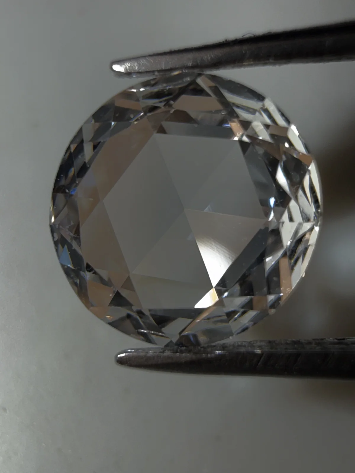 大颗玫瑰式切工，斜角 — 摄于 Anand Exports