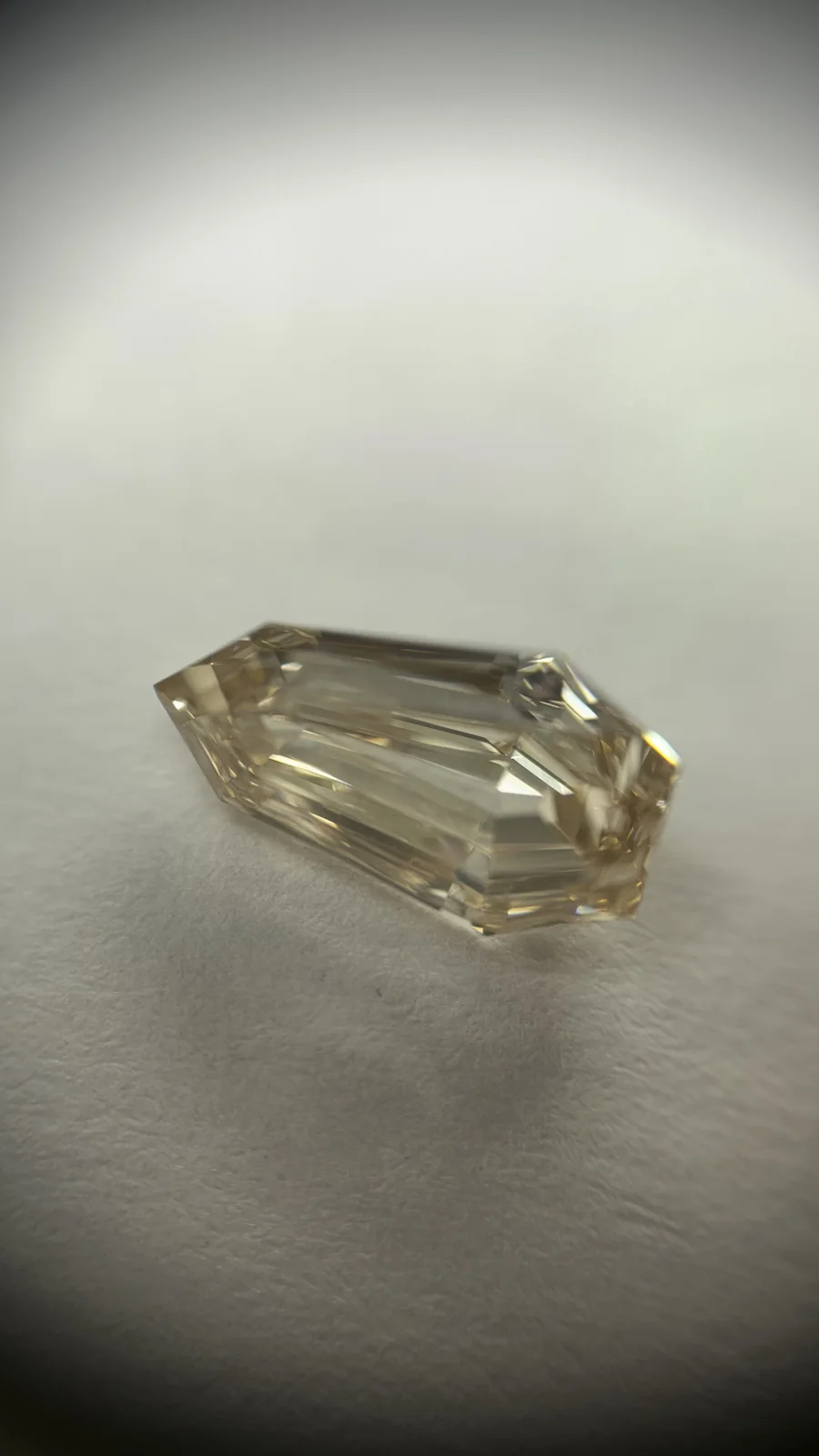 盾形阶梯切工 — 摄于 Anand Exports